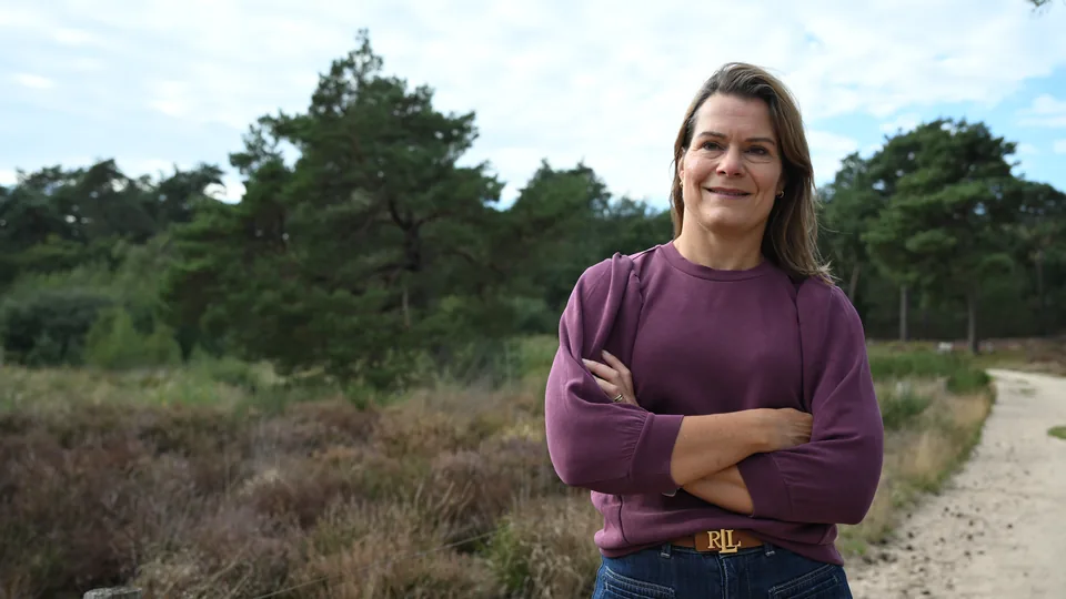 Jannie Hopman op een zandpad op de heide